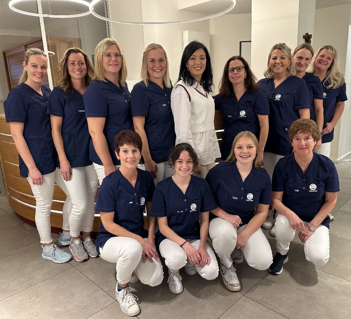 Gruppenfoto des Team der Schwanenpraxis Olpe